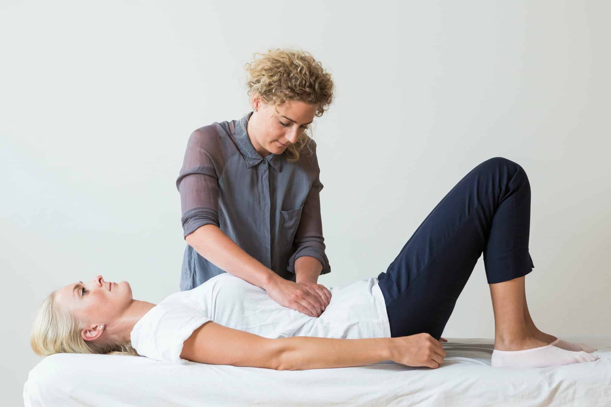 Hvad skyldes menstruationssmerter og hvad kan man gøre?