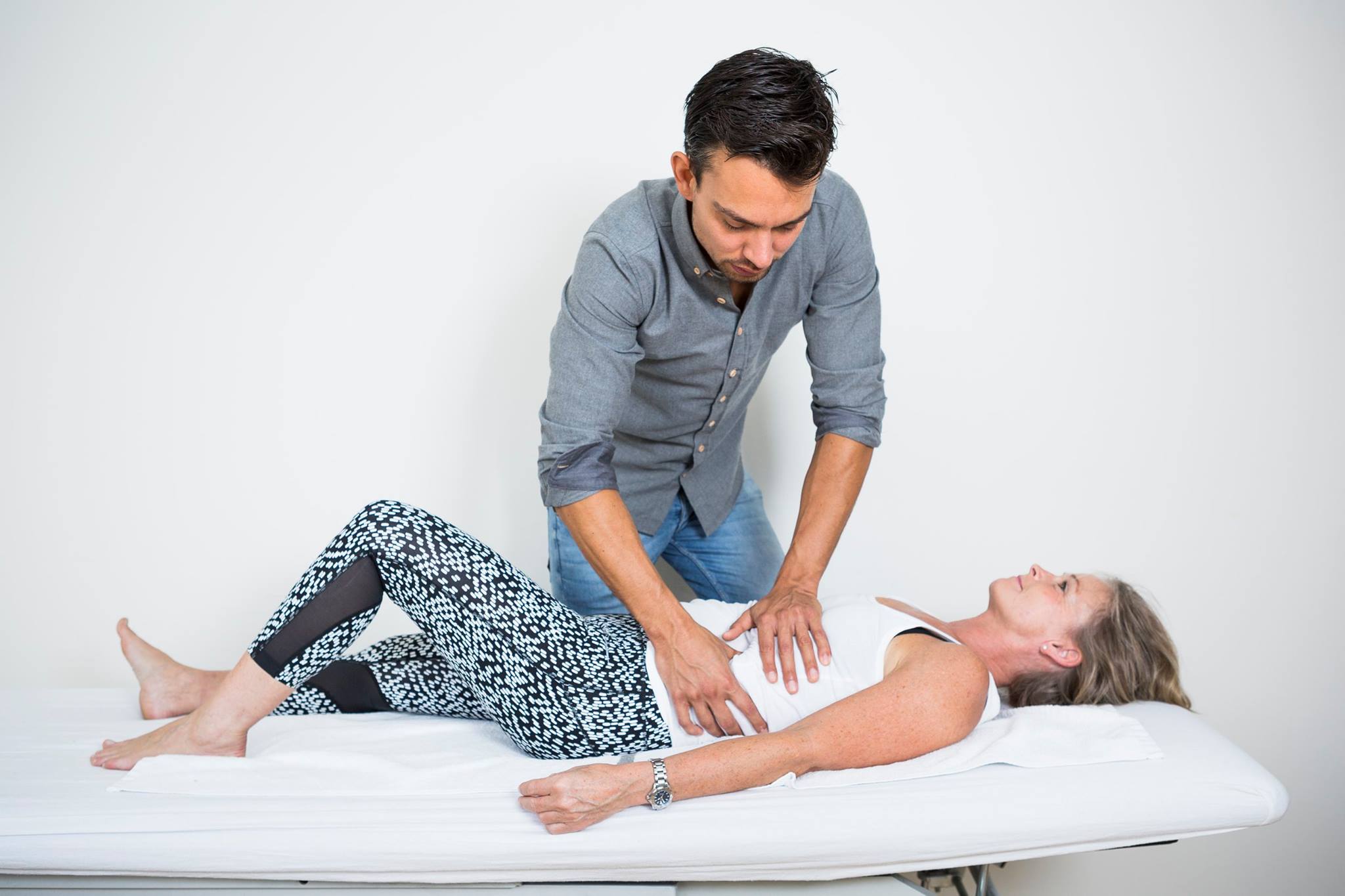 Hvad indebærer abdomen og hvilke sygdomme medfører abdominale smerter?